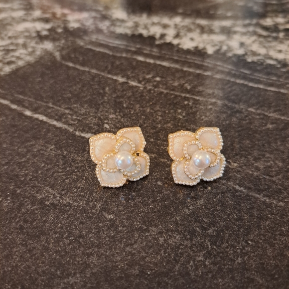 White flower earrings - Picture 7 of 8